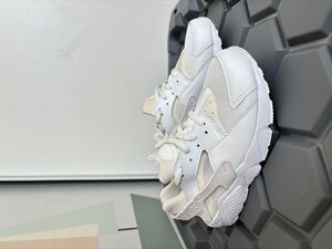 Nike huarache youth/kids white shoes